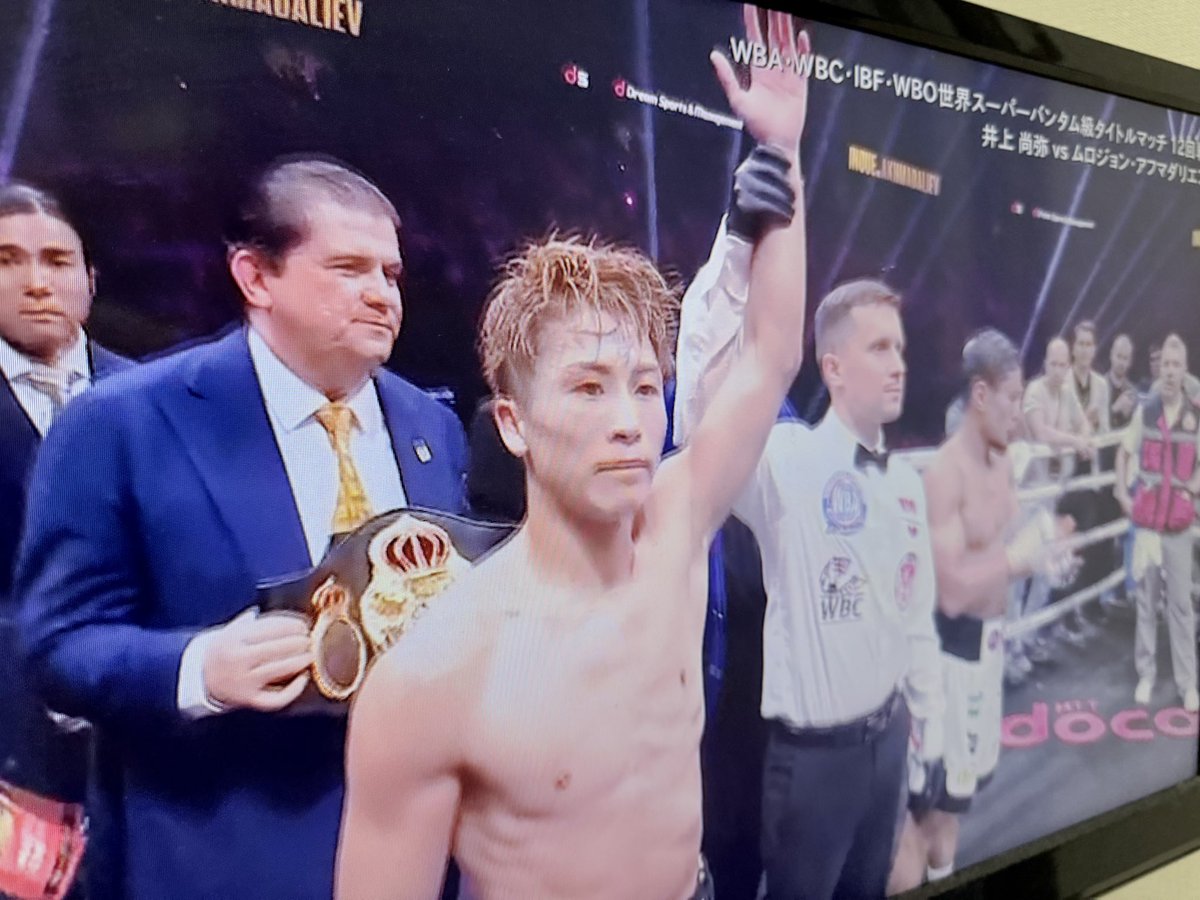 井上尚弥 vs アフマダリエフの試合シーン