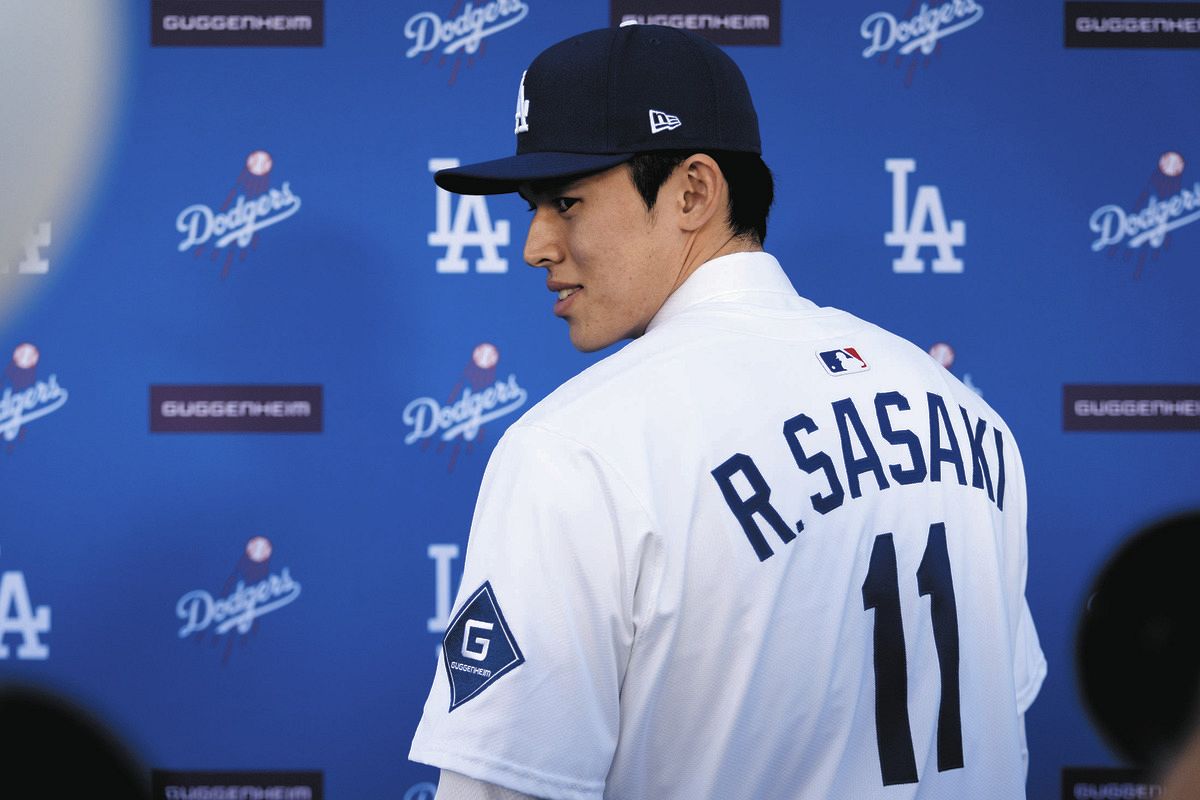 佐々木朗希のドジャースユニフォーム姿。背番号11「R.SASAKI」の文字が印象的なユニフォーム姿。