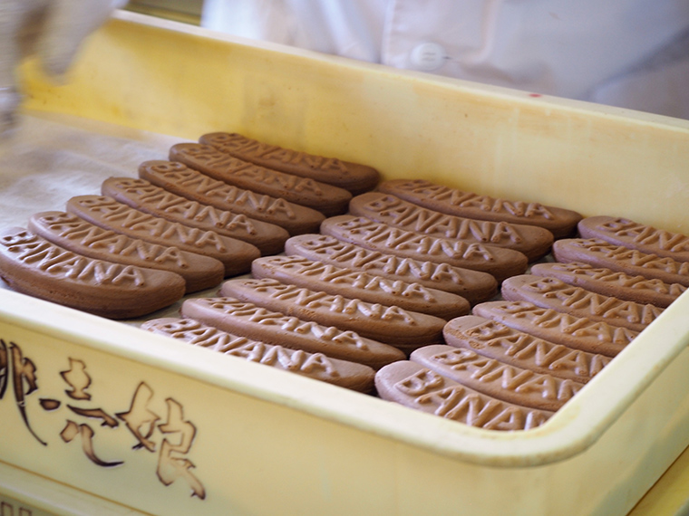 岡山市/福岡製菓所》100年変わらない製法の伝統菓子「バナナカステラ」。密かな人気を集める工場直売店をレポート。【PR】 - Webタウン情報おかやま