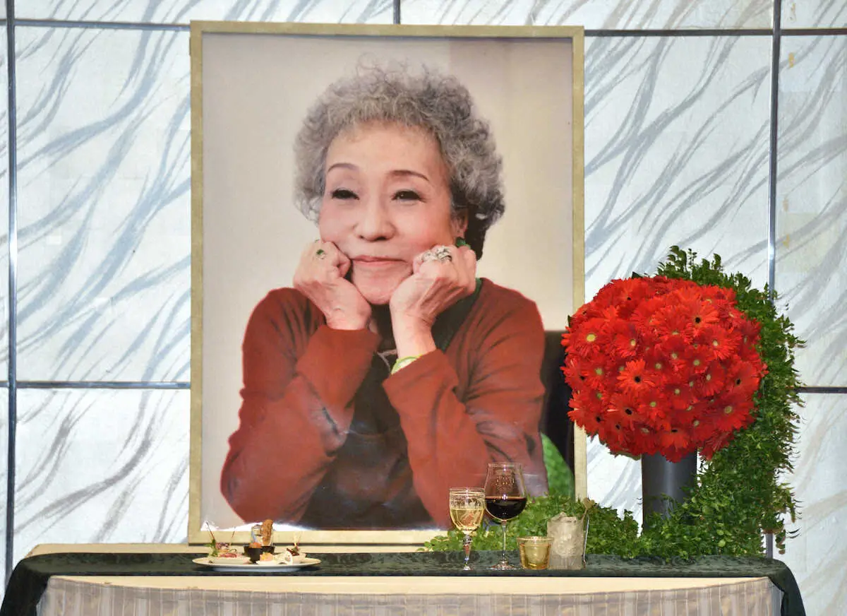 中村メイコを乾杯で送る会」で飾られた中村さんのポートレート (撮影・小田切 葉月) - スポニチ Sponichi Annex 芸能