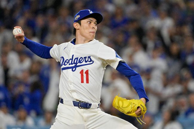 佐々木朗希がポストシーズンでマウンドに上がる瞬間。ドジャースユニフォーム姿で投球準備をする佐々木の勇姿。
