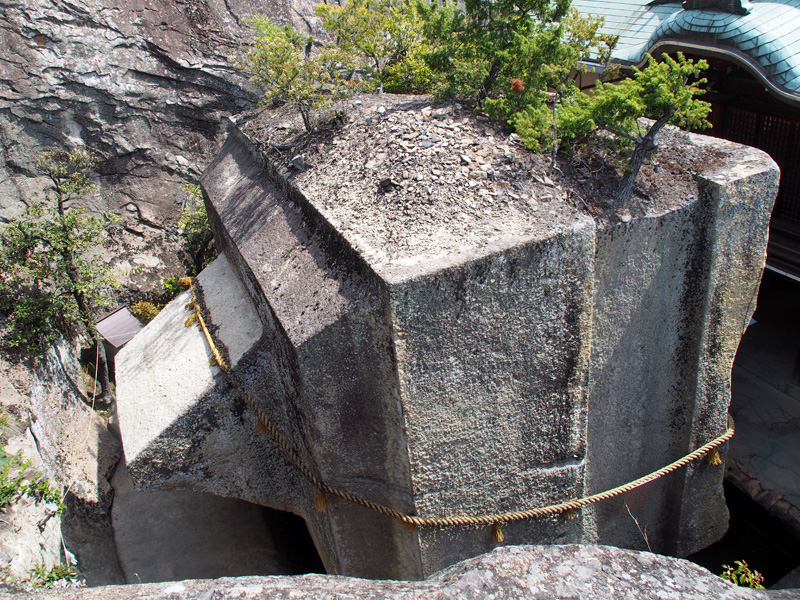 忘れへんうちに Avant d'oublier: 石の宝殿の正体