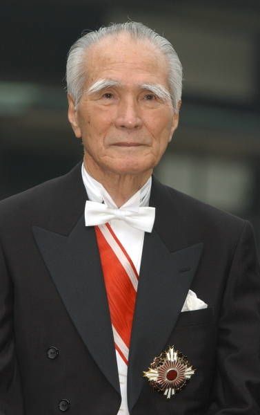 春の叙勲・桐花大綬章。記念撮影する村山富市元首相…：村山富市元首相 写真特集：時事ドットコム
