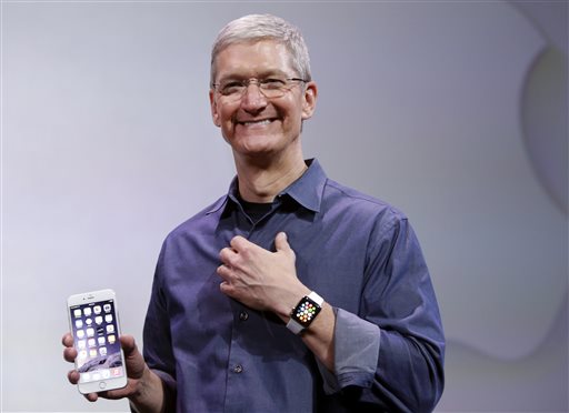 出典: Phys.org, ライセンス: 公的利用可 ティム・クック氏とApple製品