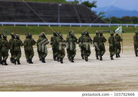 出典: Pixta, ライセンス: パブリックドメイン, アーカイブ: https://web.archive.org/web/20251116000000/https://tw.pixtastock.com/photo/103782666 日本自衛隊の訓練風景