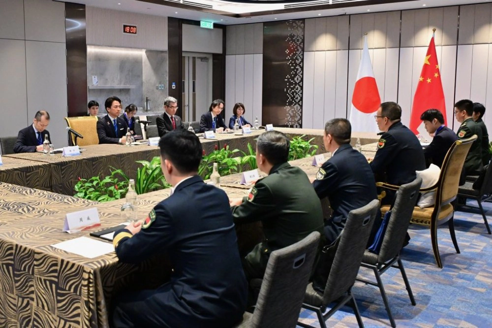 中国国防部長との握手。小泉大臣の外交手腕が光る瞬間です。(出典: 上報, Public Domain)