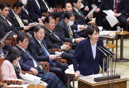 高市首相「15年前の服着る」 給与削減で理解求める―参院予算委:時事 ...