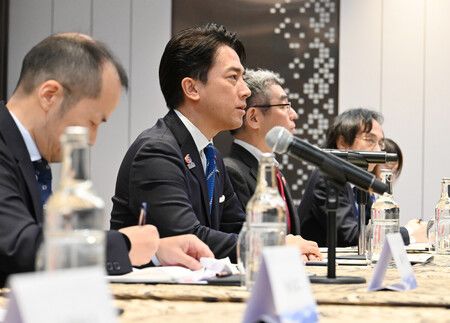 小泉大臣のASEAN国防相会議出席風景。国際的な議論の場で日本の立場を主張する姿。(出典: nippon.com, Public Domain)