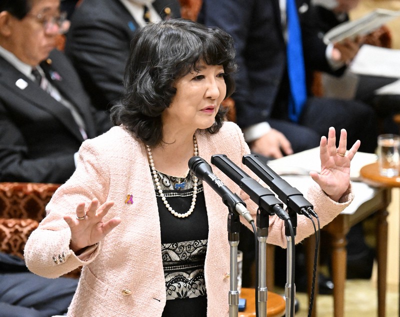 出典: 毎日新聞, 公的ドメイン, https://mainichi.jp/graphs/20251114/mpj/00m/010/084000f 片山財務相と高市首相の面会シーンを象徴する公式写真