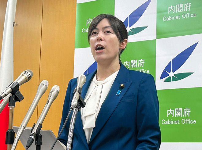小野田紀美大臣の閣議後会見の様子