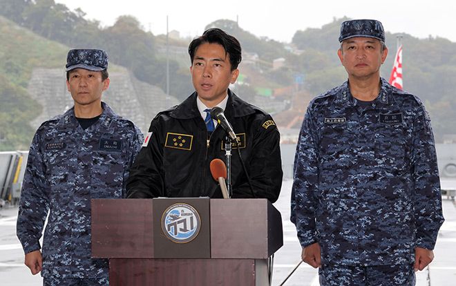 小泉防衛相の潜水艦視察