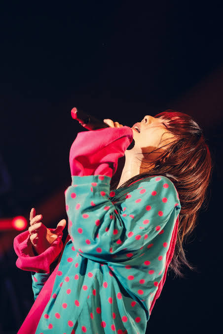 aikoのステージパフォーマンスショット