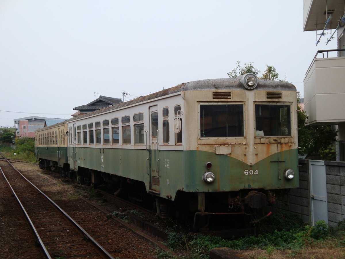 紀州鉄道の列車、駅舎と共に