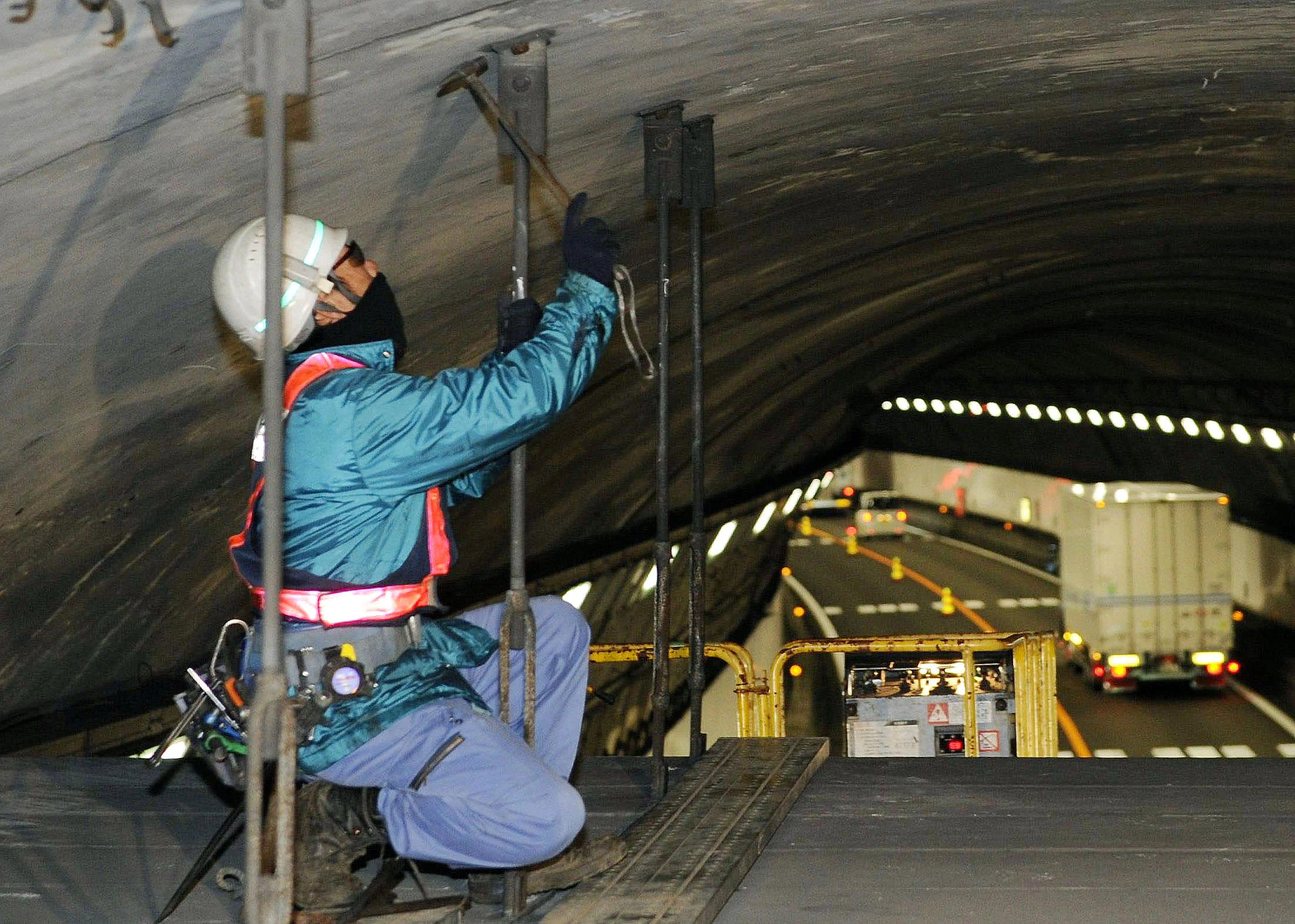 新東名高速道路のトンネル内イメージ