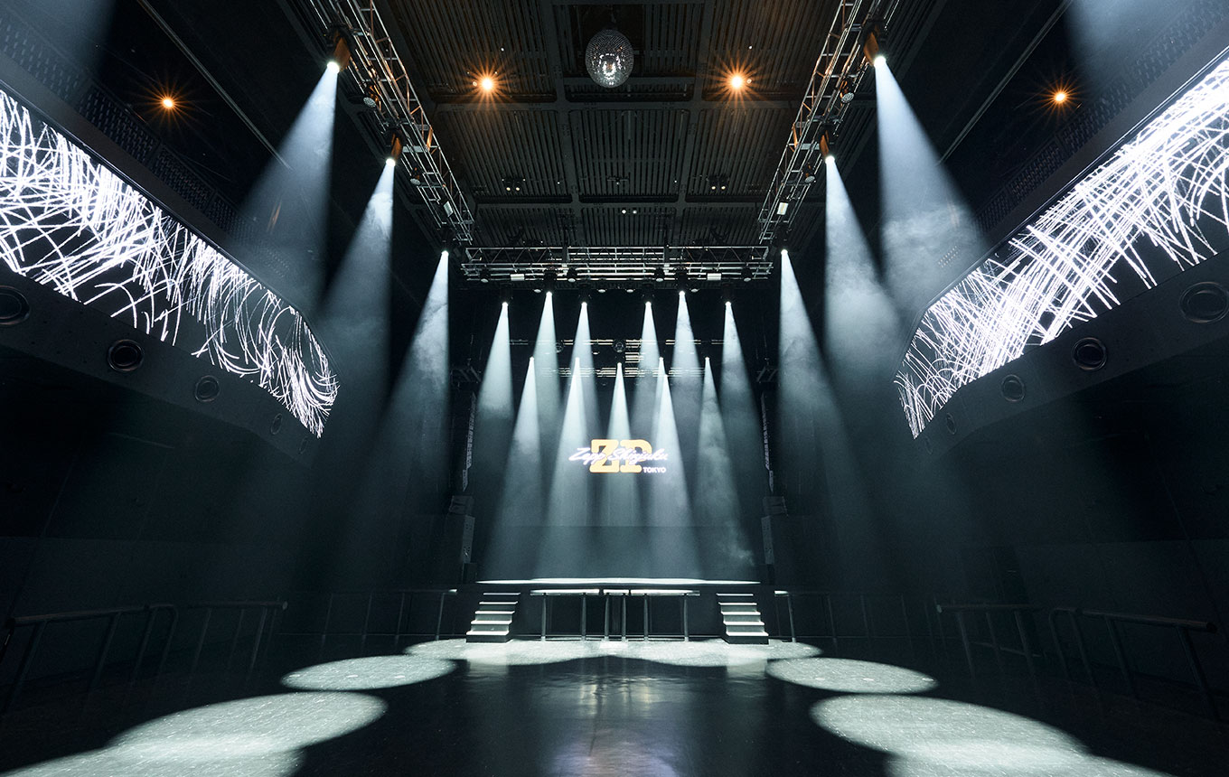 出典: Tokyu Kabukicho Tower公式サイト, CC BY-SA 4.0 Zepp Shinjukuの内部ステージを照らす照明の公式画像
