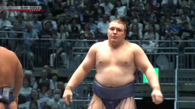 青錦対霧島の取り組みシーン