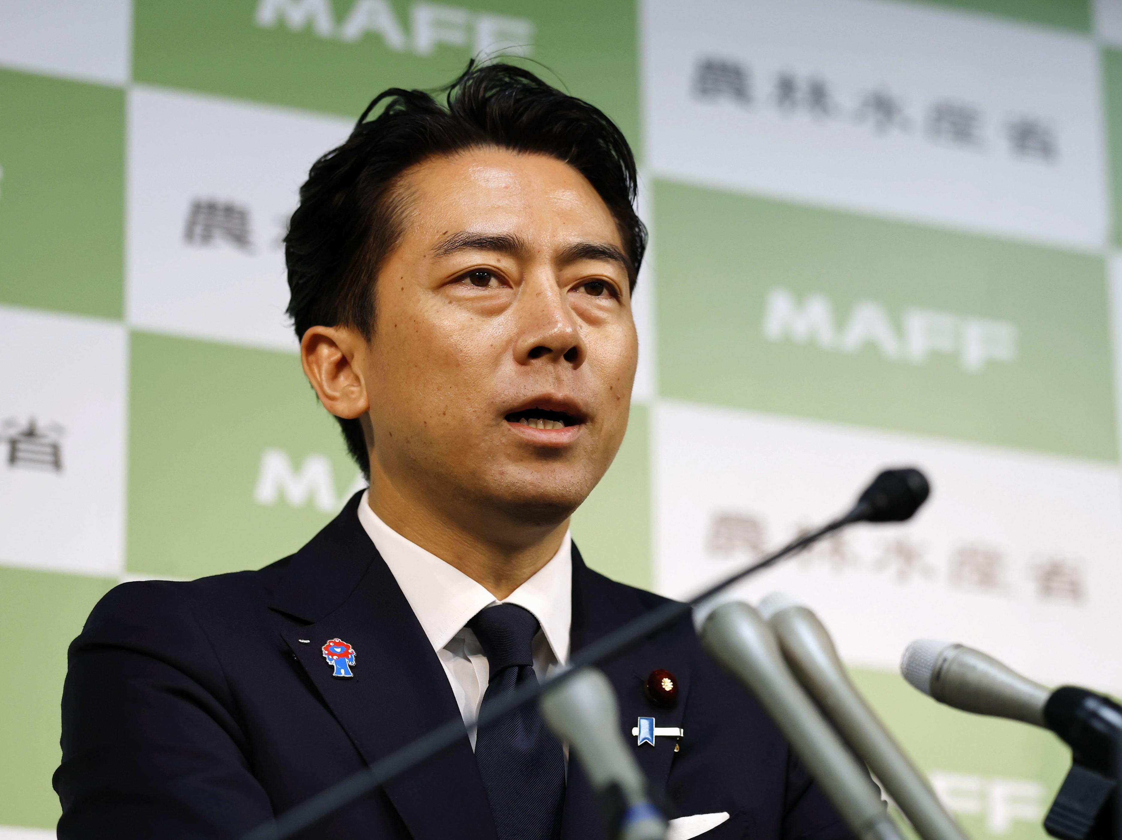 小泉防衛相の記者会見シーン