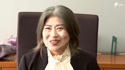田久保真紀氏（初当選直後の笑顔の登庁時、2025年5月）