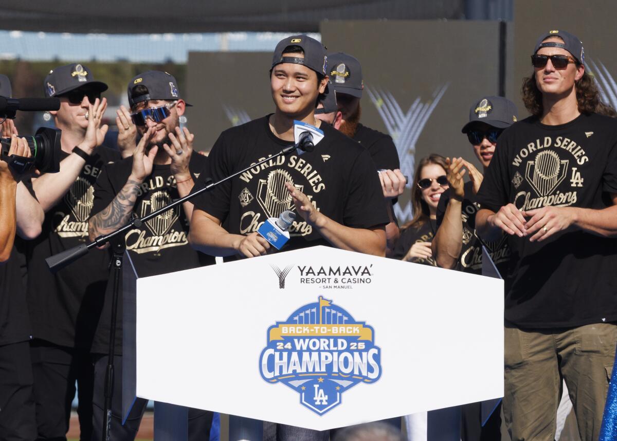 大谷翔平がワールドシリーズでトロフィーを持つ様子