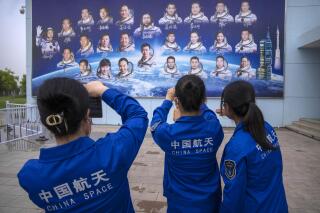 Shenzhou-13クルーが天宮ステーションで科学授業を行う様子