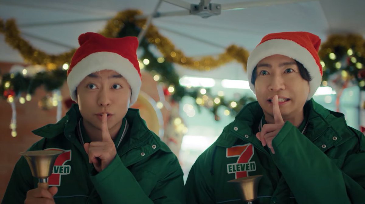 櫻井翔さんと相葉雅紀さんがサンタ帽をかぶったセブン-イレブンCMの様子